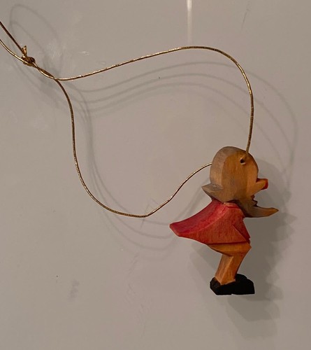 Alte holzfigur zwerg - holzfigur,