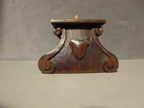 Altes holzpodest für figur - für,