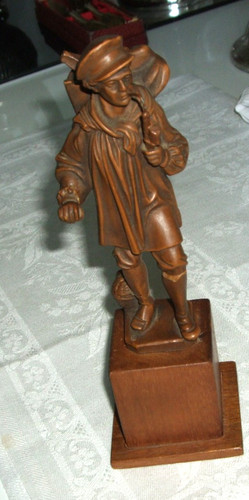 Alte figur auf sockel aus - alte, holz