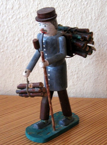 Alte holzfigur holzsammler - holzfigur,