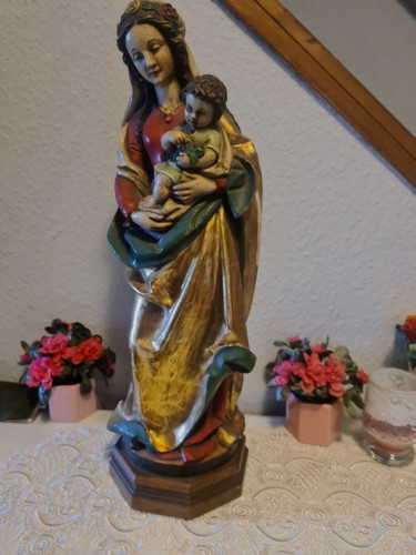 Große alte holzfigur mutter - alte,