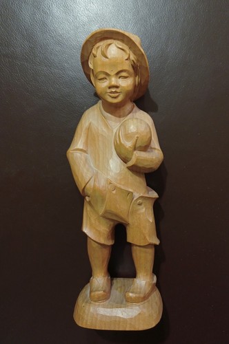 Alte holzfigur junge mit ball - junge,