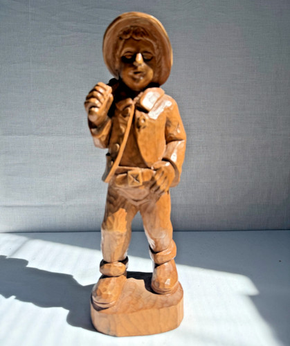 Alte holzfigur wanderjunge - holzfigur,