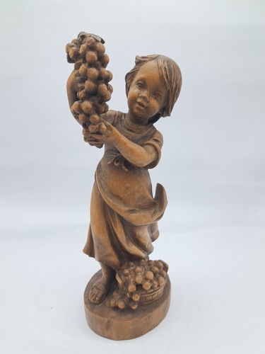 Alte holzfigur mädchen mit - alte,